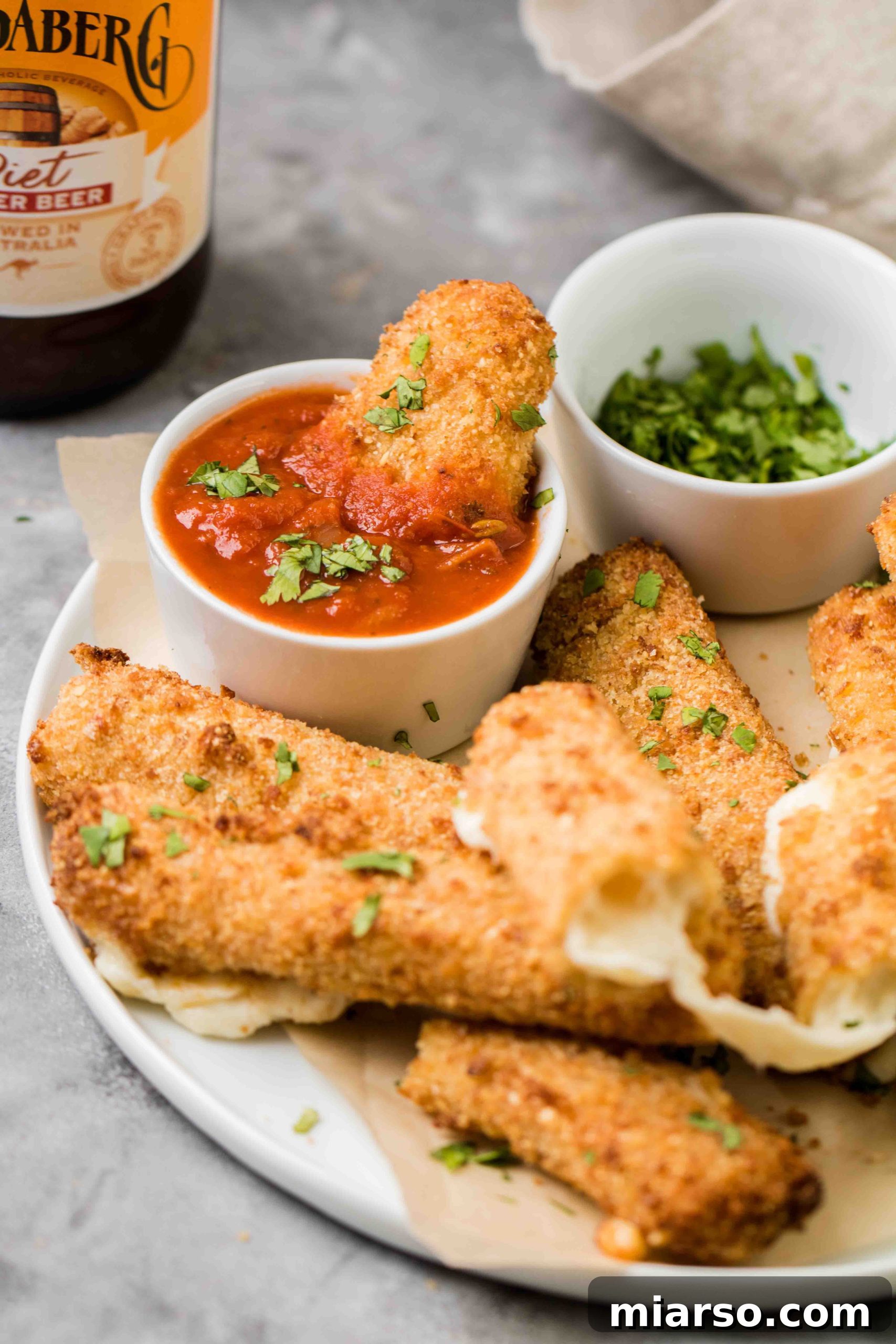 Airfryer'da Kusursuz Mozzarella Çubukları 2 Air fryer mozzarella stick oozing with cheese, perfectly golden and crispy