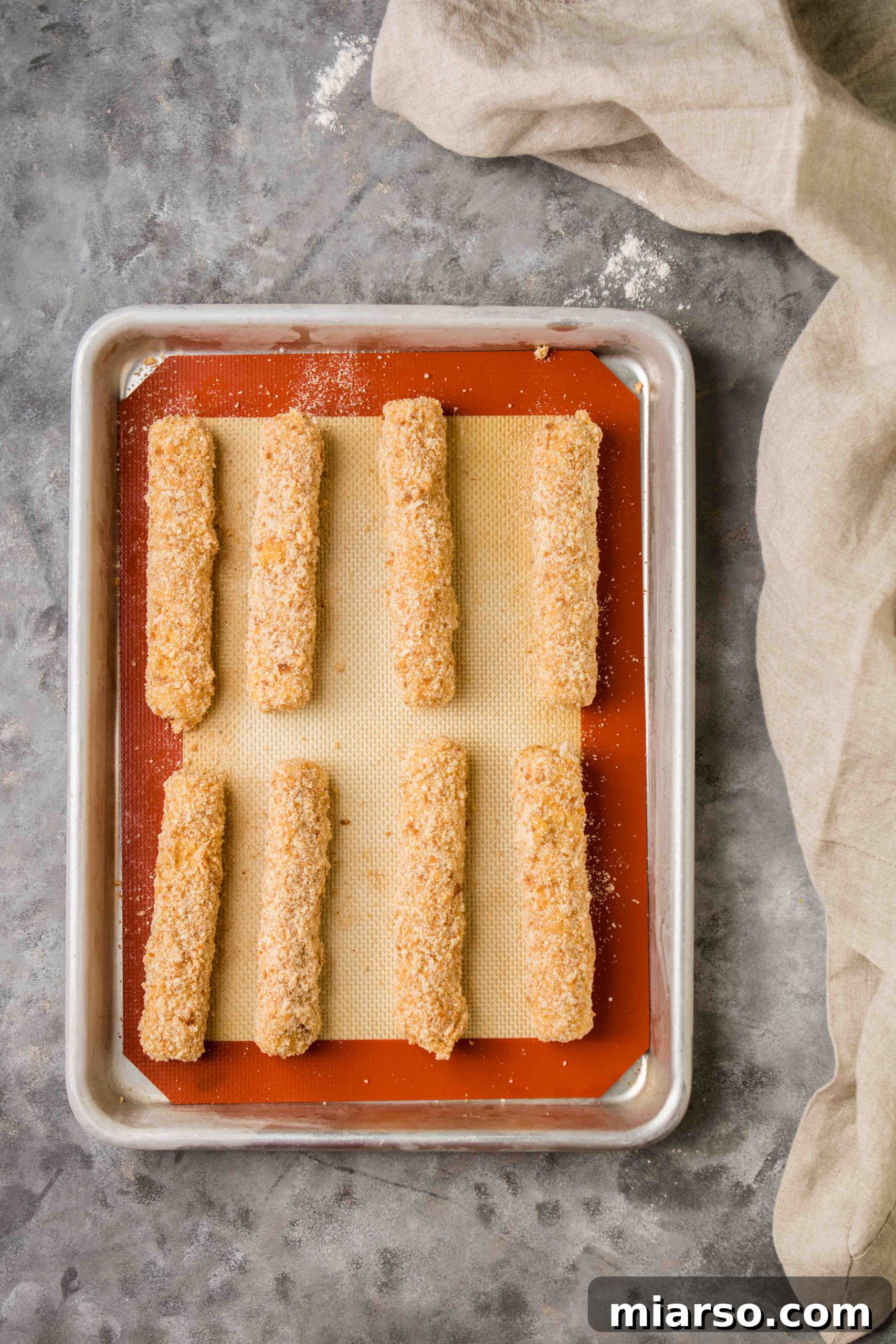 Airfryer'da Kusursuz Mozzarella Çubukları 8 Frozen mozzarella sticks ready for air frying