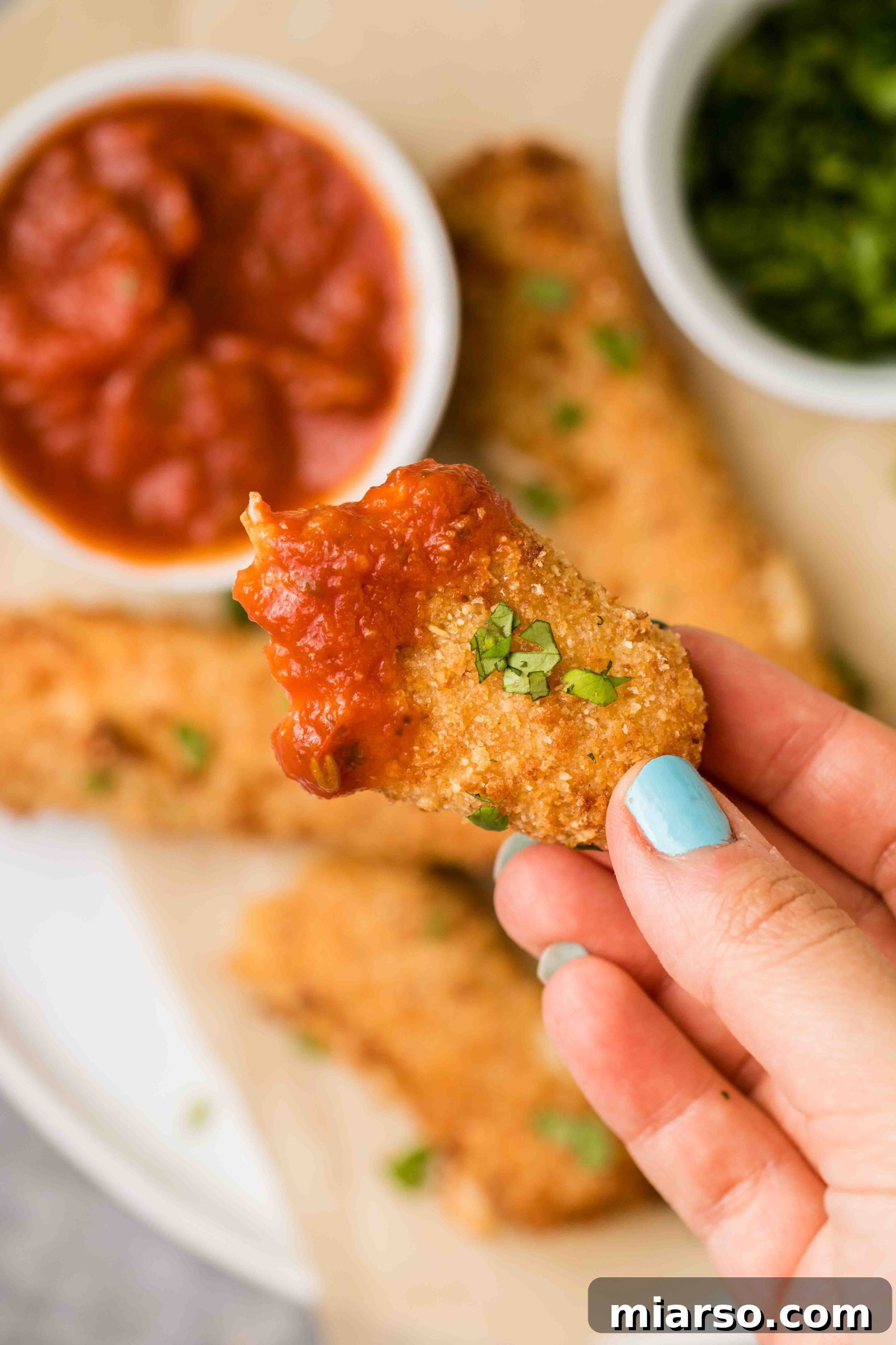 Airfryer'da Kusursuz Mozzarella Çubukları 9 How to serve crispy air fried mozzarella sticks with marinara sauce