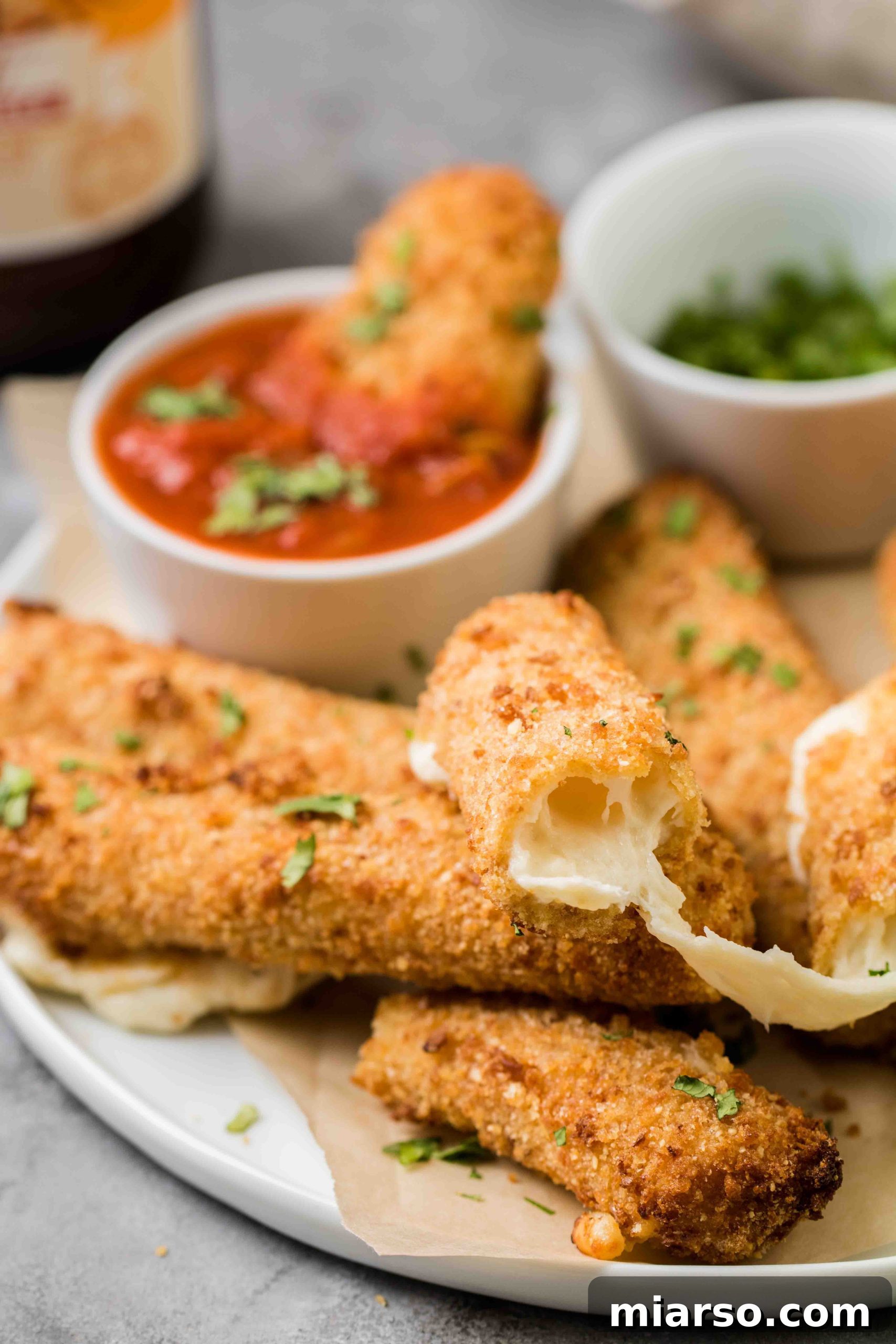 Airfryer'da Kusursuz Mozzarella Çubukları 10 Close up of air fried mozzarella stick with perfectly melted cheese