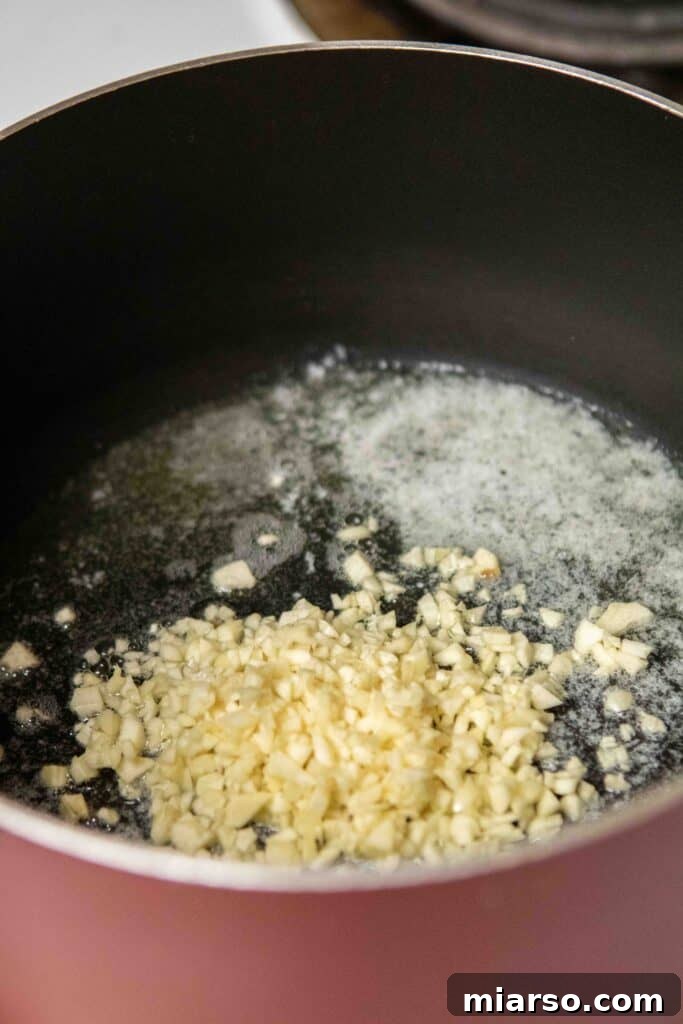 Step by step to make garlic white pizza sauce