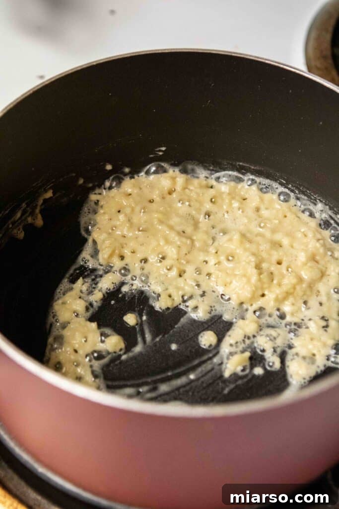 Step by step to make garlic white pizza sauce