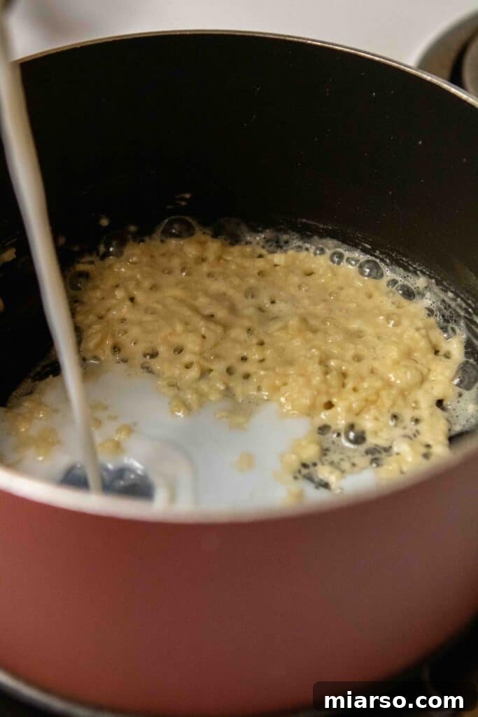 Step by step to make garlic white pizza sauce