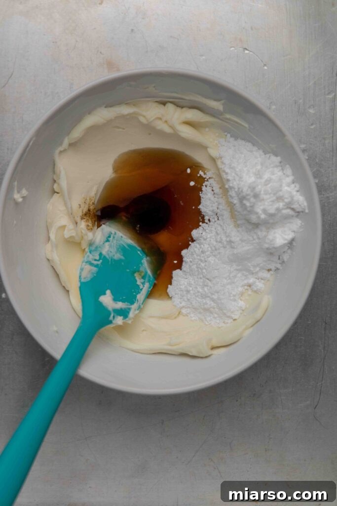 Step-by-step to make vanilla bean cinnamon roll icing
