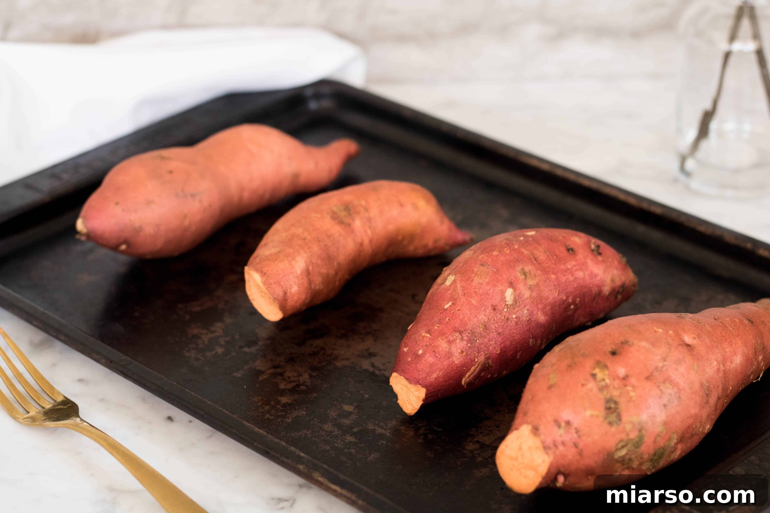 How to bake sweet potatoes in the oven, remember to use parchment paper for easy cleanup