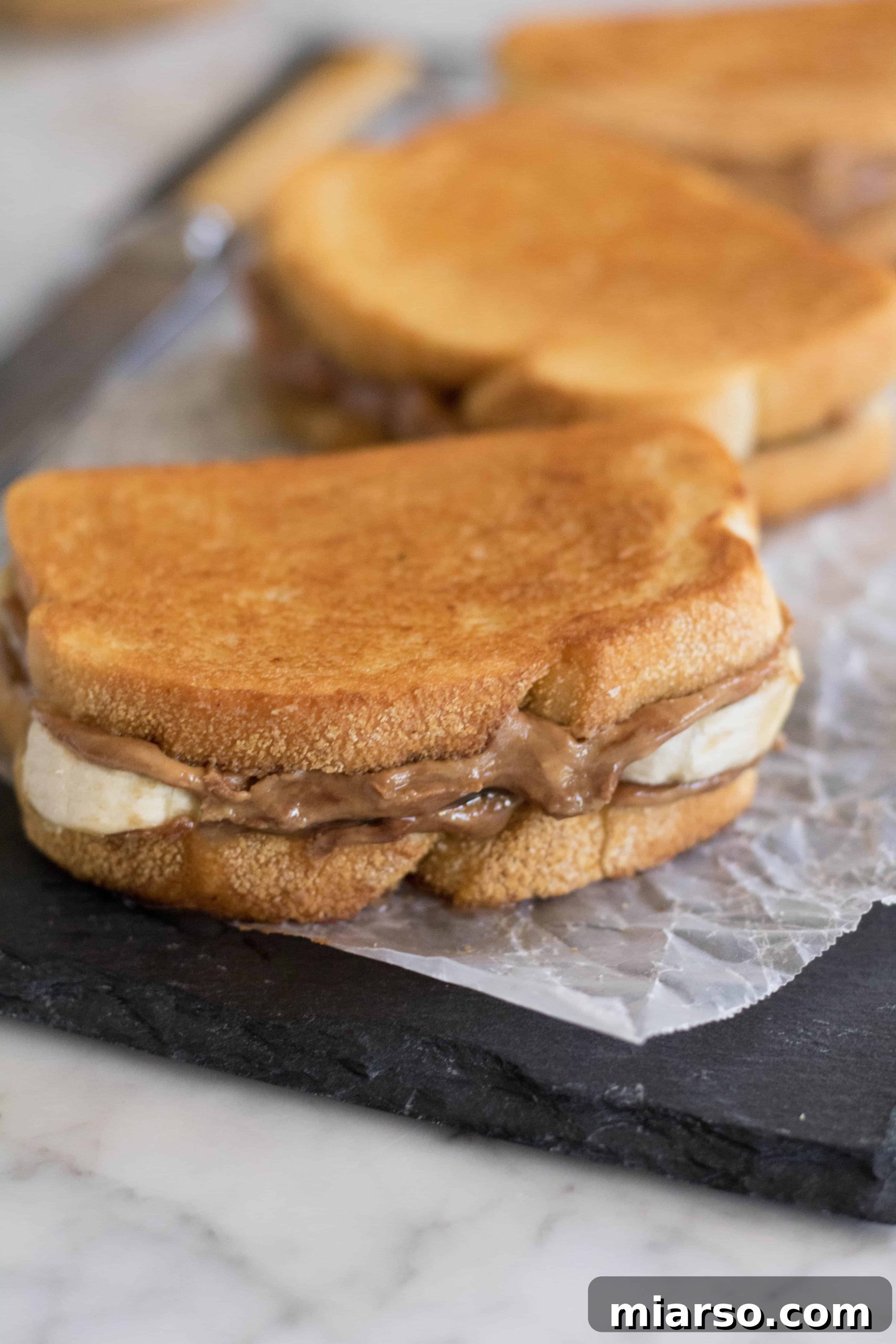 Golden Peanut Butter Banana Melt 2 Tuzlu ve tatlı lezzetlerin mükemmel uyumuyla ızgara fıstık ezmeli muzlu sandviç