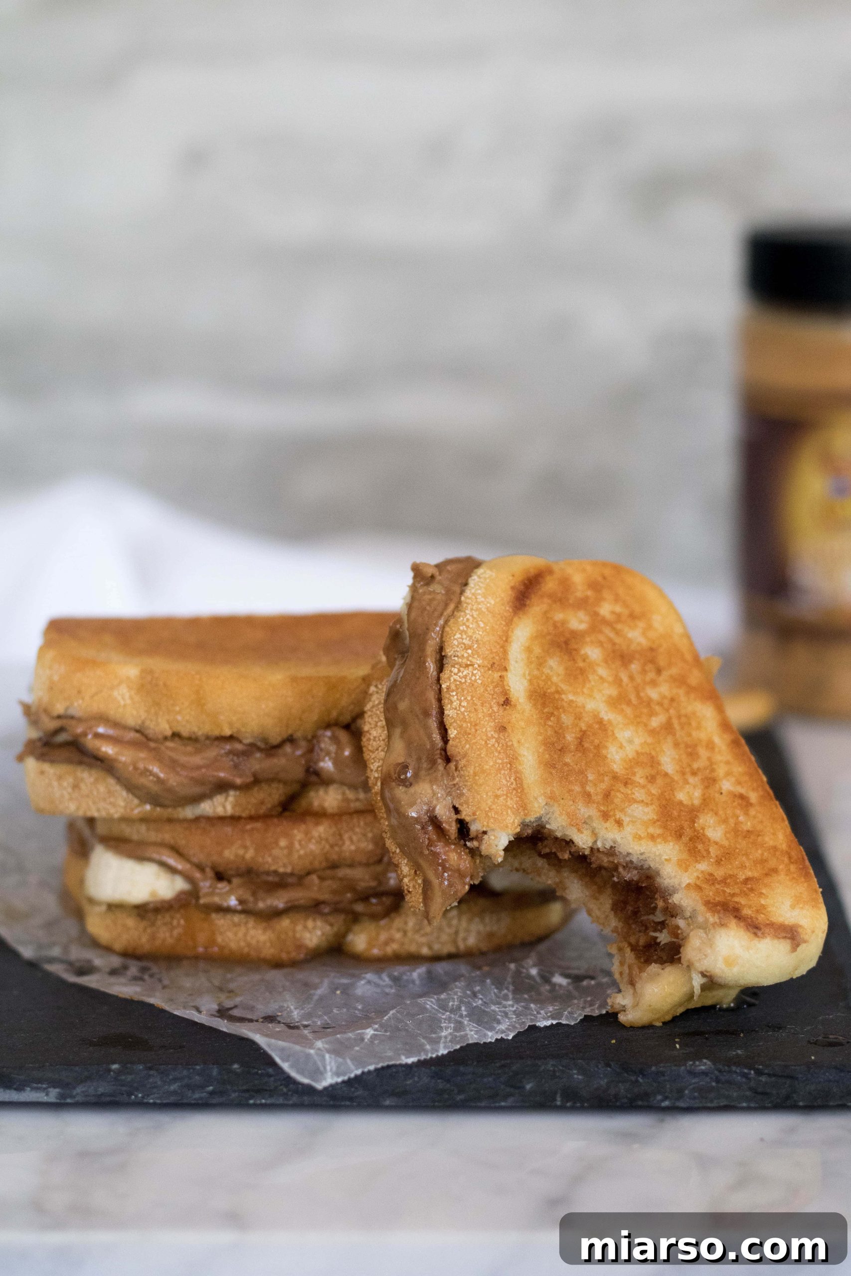 Golden Peanut Butter Banana Melt 12 Isırılmış en iyi ızgara fıstık ezmeli ve muzlu sandviç