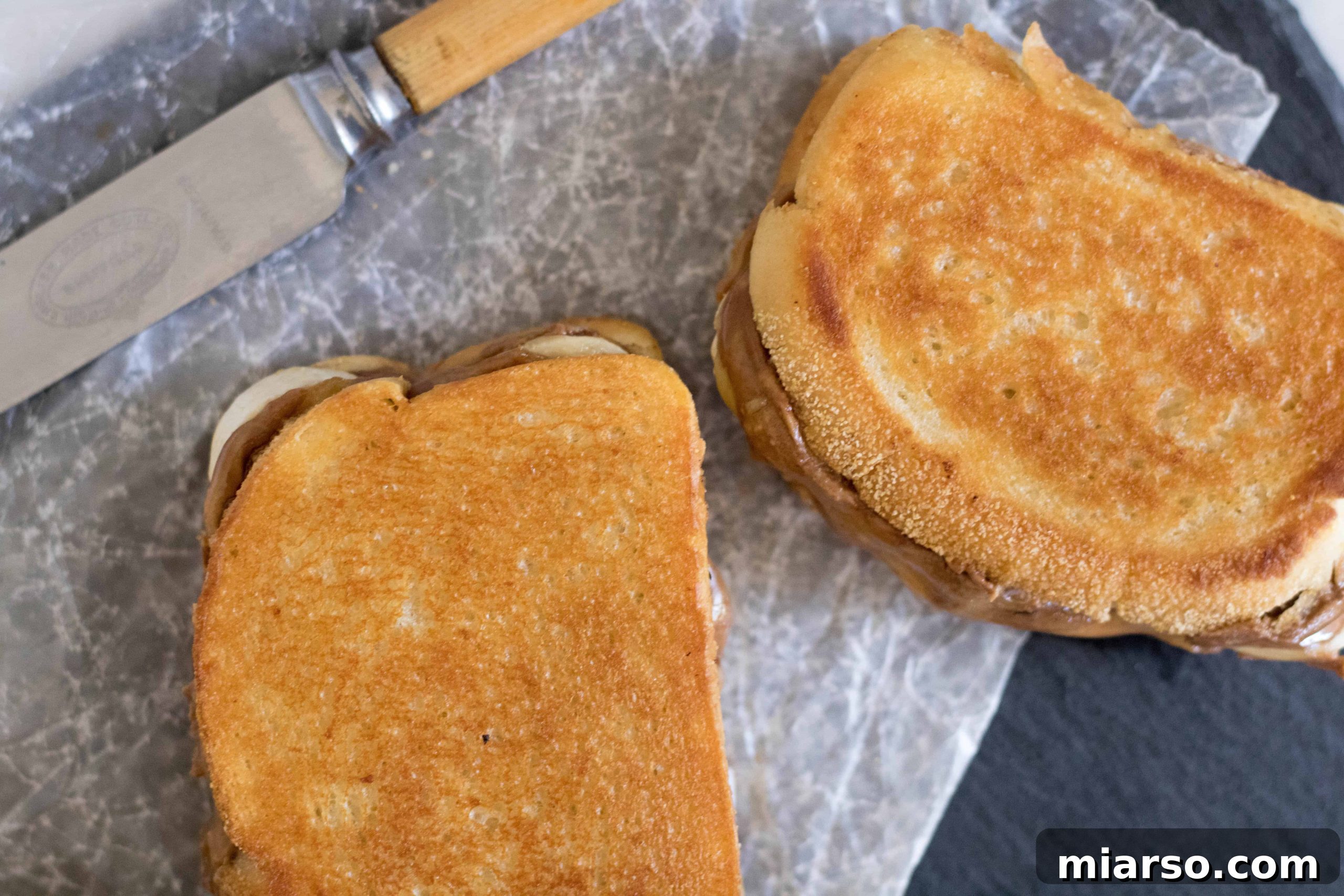 Golden Peanut Butter Banana Melt 4 Kızarmış sandviç için kızarmış ekmek