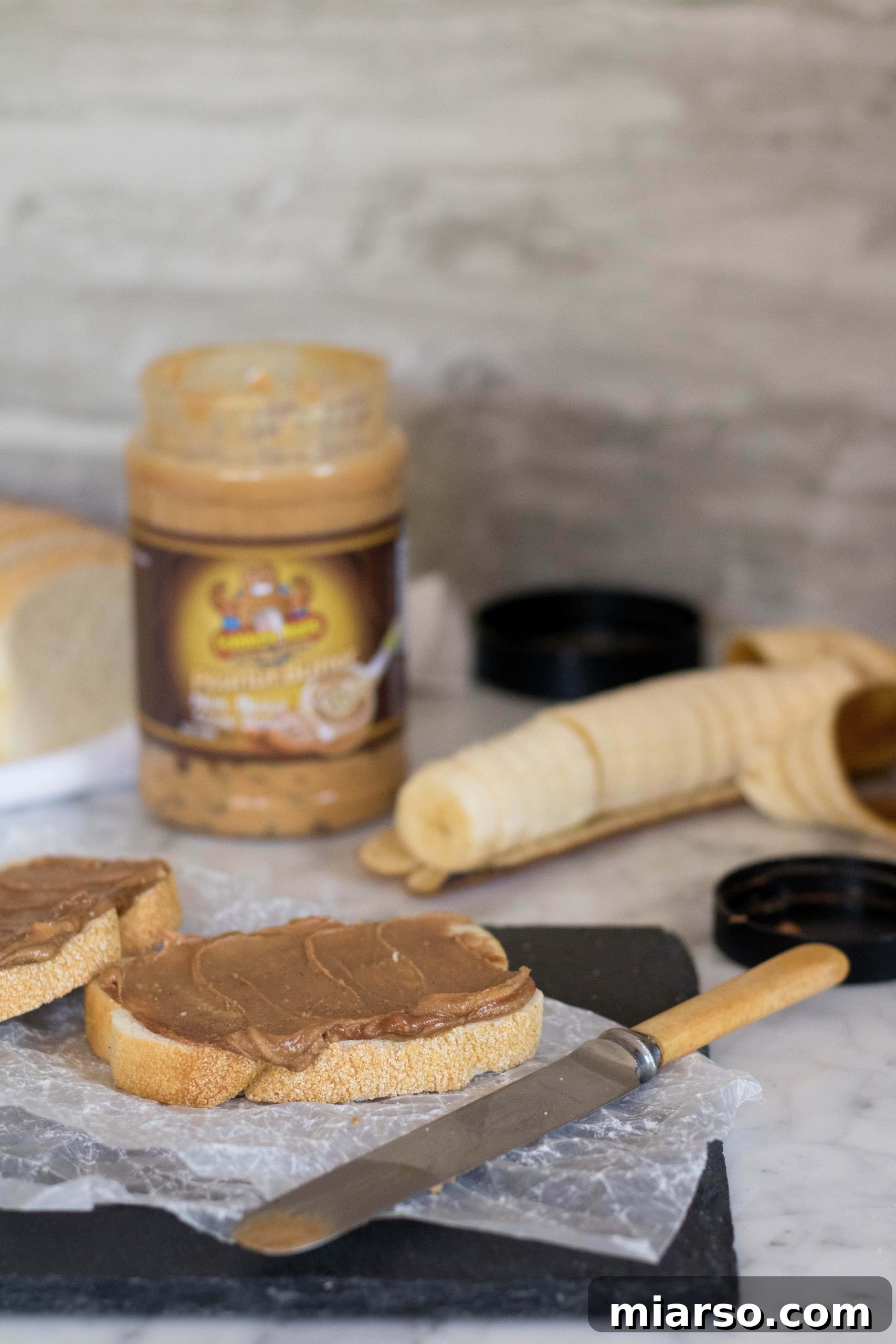 Golden Peanut Butter Banana Melt 6 Izgara fıstık ezmeli muzlu sandviç nasıl yapılır - ekmeğe fıstık ezmesi sürülmesi