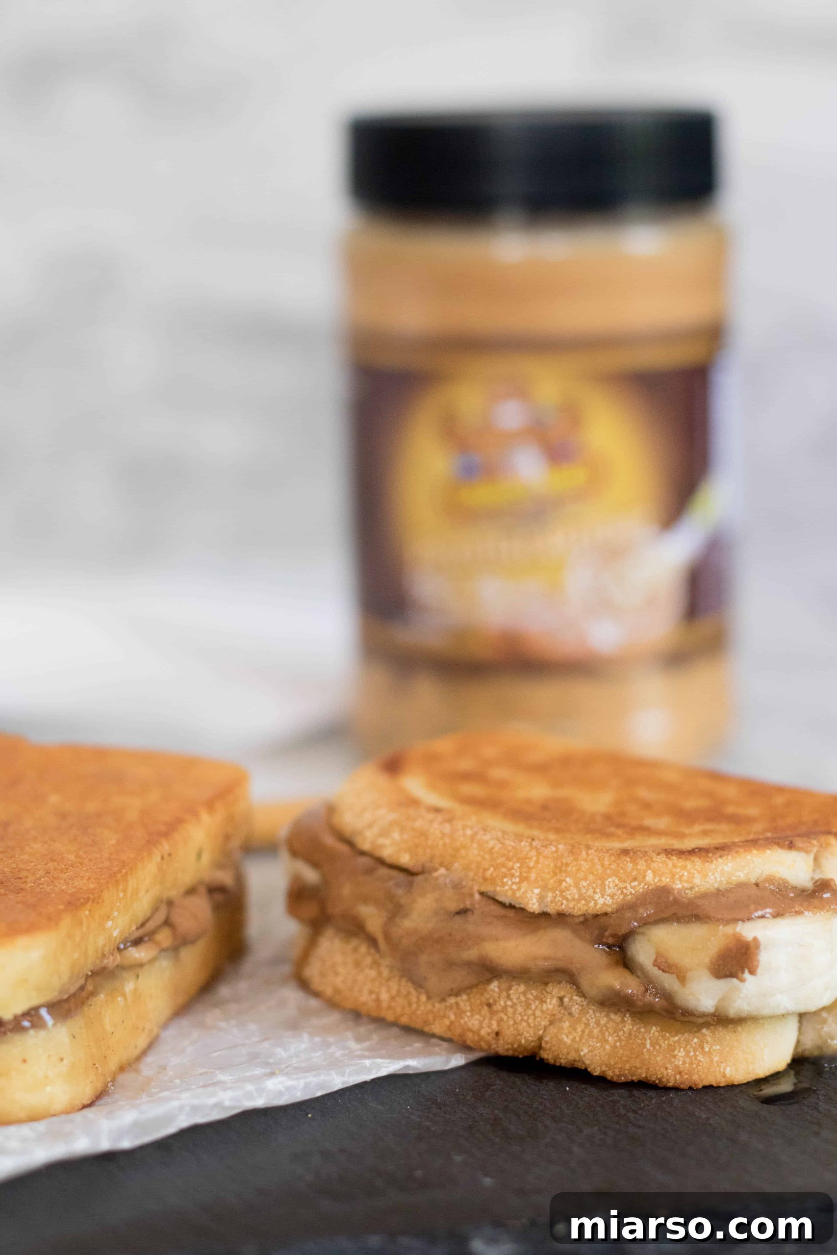 Golden Peanut Butter Banana Melt 10 Izgara muzlu fıstık ezmeli sandviçten fıstık ezmesi akıyor