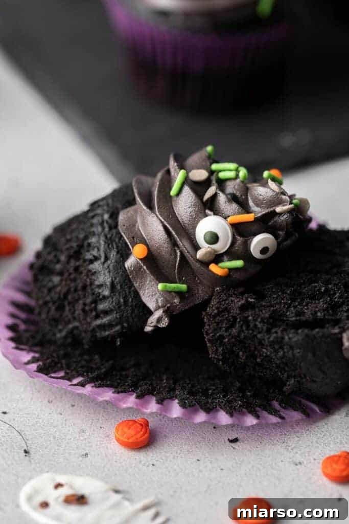 Midnight Velvet Monster Cupcakes 17 Halloween monster cupcakes | Black velvet cupcakes