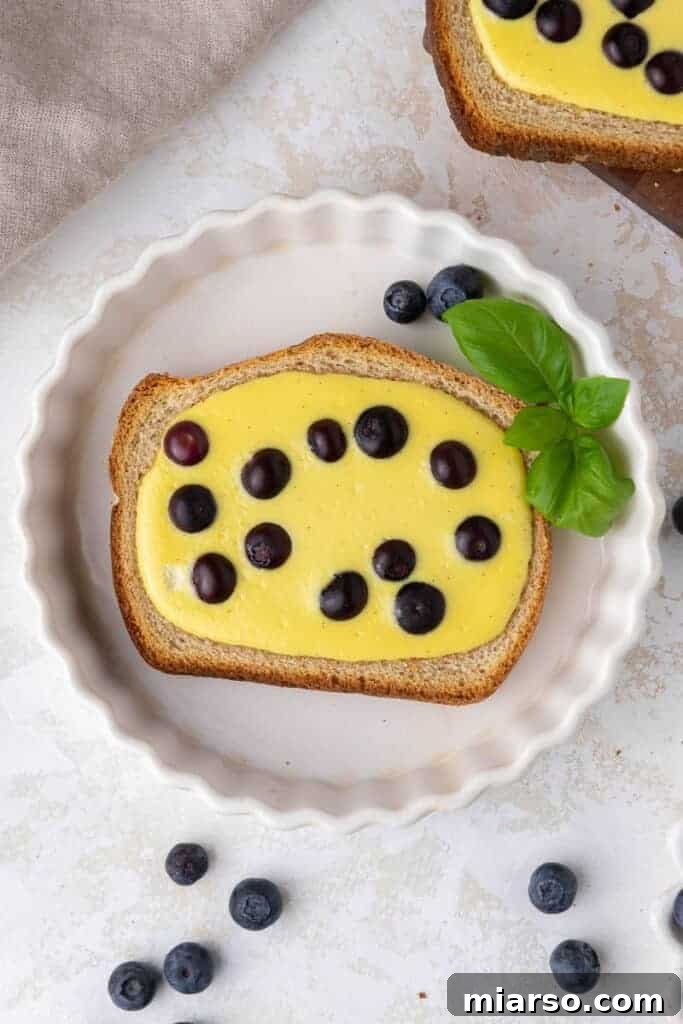 Baked yogurt toast with berries