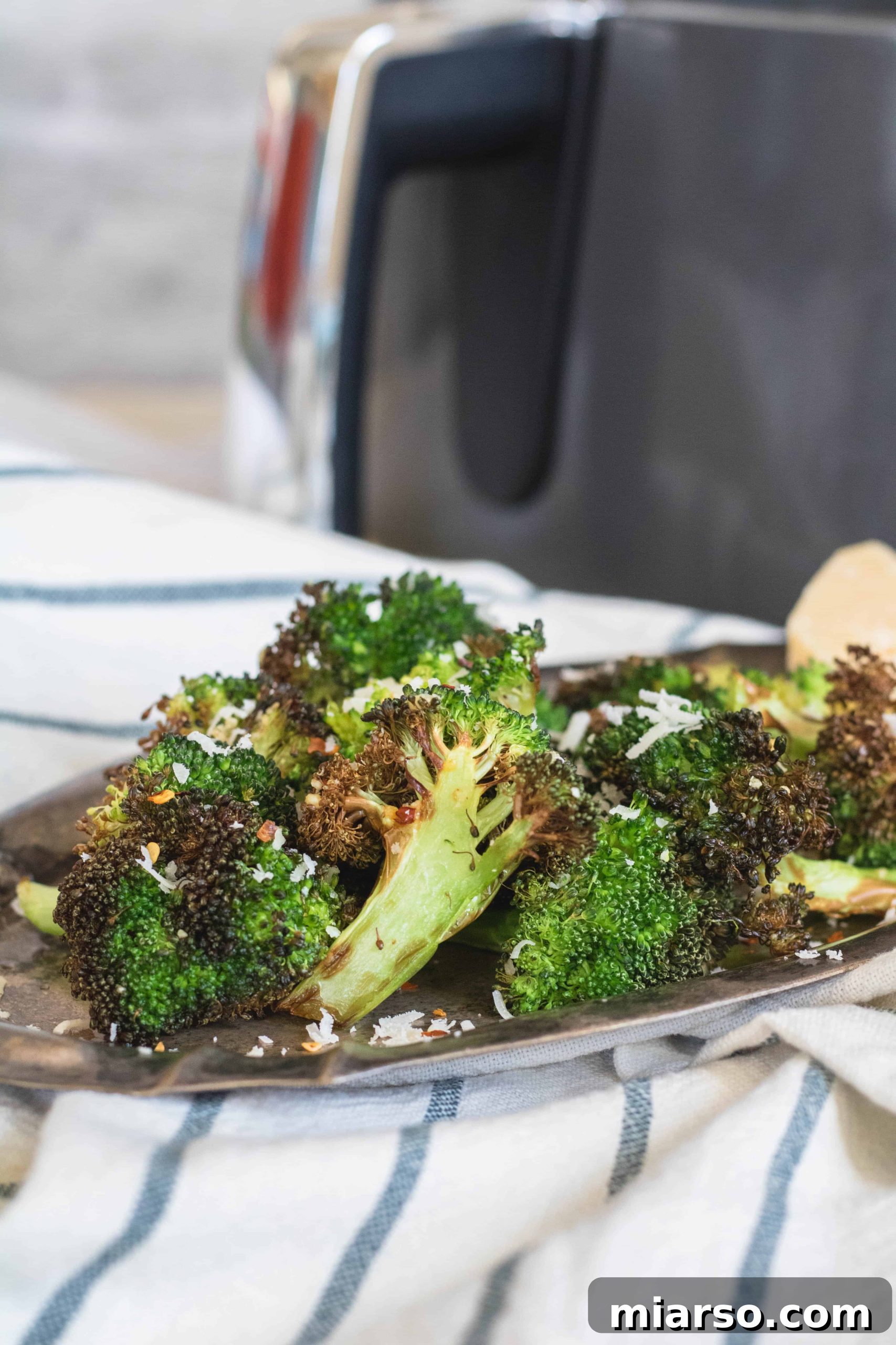 Vegan air fryer broccoli without parmesan, fresh and vibrant